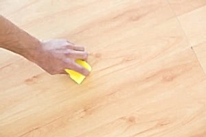 como limpiar un parquet estropeado