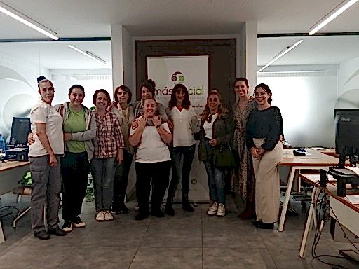 accion solidaria en apoyo de la mujer